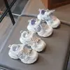 Zapatos deportivos para niños 2026 malla transpirable primavera y verano nuevos suela blanda antideslizante velcro suela gruesa versátiles casual para correr