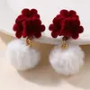 Pendientes de Terciopelo Rojo Vino Flor de Rosa Estilo Retro con Pompones Blancos de Felpa para Mujer, con un Toque de Alta Gama