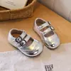 Sapatos de Princesa da Moda para Bebês Meninas, Novos Sapatos Pequenos de Couro Vintage para Primavera e Outono, Sapatos para Crianças Pequenas com Tiras de Fivela Dupla