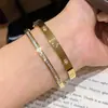 Pulsera Geométrica con Forma de Corazón de Acero Inoxidable Transfronteriza Europea y Americana con un Diseño Único, Pulsera de Lujo Ligero de Nicho, Joyería Versátil y Elegante