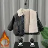Ropa para niños para niños, chaqueta de cuero genial y elegante, nuevo atuendo de moda para otoño e invierno para niños, chaqueta de cuero gruesa con forro polar estilo coreano