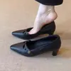 Versão em Couro ~ Sapatilhas Retro com Salto Grosso de Camélia Preta, Sapatos de Salto Alto Pontiagudos de Bico Fino, Raso, Femininos e Versáteis para o Trabalho
