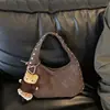 Bolso tipo dumpling de cuero suave tachonado estilo biker de nicho coreano para mujer, nuevo modelo 2026, bolso de hombro y axila de gran capacidad para el día a día