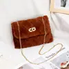 Bolsa Transversal para Mulheres 2025 Outono e Inverno Nova Tendência Simples Bolsa de Ombro com Corrente e Fivela de Cadeado Pequena Quadrada Pelúcia Moda de Rua