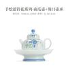 Tazón cubierto de pie alto con pequeña flor azul pintado a mano, taza de té, juego de té kung fu, tetera de cerámica, color bajo cubierta, taza para té de burbujas, tetera de mano antiquemaduras