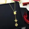 Collar con Candado Patrón Flor de Cuatro Hojas Inalterable Cadena para Clavícula de Acero de Titanio para Mujer Collar Colgante Elegante Simple para Dama Regalo