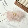 Presilha de Cabelo Moderna com Pena de Avestruz para Coque na Nuca, Presilha Garra de Pena, Versátil de Inverno Grande 13cm Presilha de Cabelo com Pena Atacado