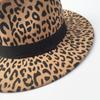 Sombrero al por mayor Sombrero de leopardo de lana europeo y americano moda marea sombrero de jazz de ala plana punto una generación de sombrero de adulto