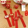 Ano Novo Estilo Chinês Desenho Animado Pelúcia Argola de Pressão Lingote Saco da Sorte Formato de Maçã Pulseira Prêmio de Feriado Presente Atacado