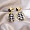 Pendientes de Clip Elegantes y Versátiles para Mujeres Sin Perforaciones, Adecuados para el Viaje Diario, con un Toque de Lujo Ligero de Alta Gama, Diseño Triangular