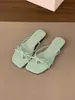 Primer Encuentro Jifa Zapatillas Viento de Noche Francés Calzado Exterior Zapatos de Mujer 2026 Nuevo Estilo Verano Suela Plana Tira Fina Plateado Sandalia