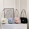 Nova bolsa de ombro de grande capacidade com decoração de laço, versátil, bolsa de axila, bolsa sela, bolsa feminina de luxo leve, bolsa de corrente, bolsa macia
