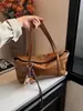 Bolsa de mão feminina, design de nicho coreano, de alta qualidade, leve, retrô, bolsa de ombro em couro encerado a óleo, versátil para o trabalho, e pode ser carregada sob o braço.