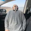 Camiseta masculina de outono estilo coreano, versátil, listrada, com decote V, uma camiseta solta e confortável com um toque colegial, perfeita para jovens.