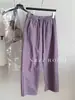 Pantalones casuales simples, de corte ajustado y pierna curva para mujer, diseñados para figuras petite, con cintura elástica, piernas anchas y largo cropped, de moda para el verano de 2026