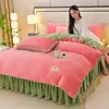 Conjunto de Quatro Peças de Lã Leite Espessa e Quente para Outono e Inverno Cor Sólida Estilo Saia de Cama de Luxo Leve Conjunto de Três Peças de Flanela de Alta Gramatura