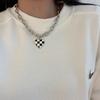 Collar con colgante de tablero de ajedrez a cuadros blanco y negro punk exagerado cadena de suéter elegante simple para celebridad de Internet collar versátil