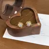 Pendientes de Lujo Ligero Estilo Francés con Forma de Flor Tachonados de Diamantes con un Diseño Sofisticado, Pendientes de Alta Gama para el Día a Día, Pendientes Compactos y de Nicho para Mujer