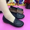 Sapatos da mamãe slip-on sapatos de dirigir para mulheres 2026 Outono sola macia antiderrapante confortáveis para os pés não cansados sapatos baixos de peça única para meia-idade e idosos