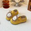Zapatos Infantiles de Conejo Birkenstock Nueva Moda Primavera y Otoño 2026 Zapatos Pequeños de Cuero Versátiles para Niñas con Suelas Suaves y Cierre de Velcro