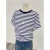 Camiseta Listrada em Cores Contrastantes Feminina Verão Retrô Americano Ombro Direito Gola Redonda Manga Curta Solta Casual Top com Camiseta Básica
