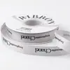 Fita impressa em inglês de 2 cm com um toque de luxo, usada para embrulhar buquês, decorar caixas de presente e como material artesanal para floristas.