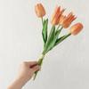 Almofada de Simulação Avançada Tulipa Pu5 Noiva Segurando Flor Almofada Decoração de Interior de Restaurante Material de Flor