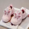 Zapatillas blancas para niñas 2026 otoño nuevo zapatos de papá mariposa para niños zapatillas deportivas populares antideslizantes de princesa para niñas