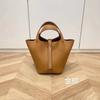 Bolsa Cesta de Verduras para Suegra Estilo Nuevo Otoño 2025 Bolso de Mano de Cuero Genuino con Patrón de Lichi Bolso Cubo de Piel de Vaca para Mujer
