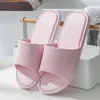 Chinelos super confortáveis para mulheres, adequados para uso externo e interno, casa, banheiro, chuveiro, antiderrapantes, novo modelo 2023, sandálias de casal para homens