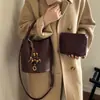 Bolso Retro de Nicho para Mujer 2026 Modelo Nuevo Textura de Alta Calidad Bolso de Hombro para Viajes Diarios Bolso Cruzado Tipo Cubo