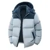 Chaqueta de plumón de invierno de moda transfronteriza, cálida y elegante, con capucha, diseño de bloques de color, cuello de piel sintética y forro polar para mayor calidez y grosor, prenda de abrigo para hombre