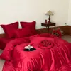 Juego romántico de cuatro piezas de jacquard de algodón de fibra larga para boda con ribete de encaje en color rojo brillante, estilo colcha de boda, juego de ropa de cama para novia
