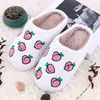 Pantuflas de algodón populares con cara sonriente transfronterizas para hombres y mujeres, pantuflas de algodón para parejas para uso doméstico, lindas pantuflas antideslizantes de dibujos animados con suela gruesa