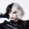 Produtos Novos Transfronteiriços Perucas Cosplay Femininas Europeias e Americanas Bruxa Preto e Branco Cruella Cabelo Curto Cacheado Fabricante Atacado