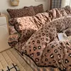 Conjunto de colcha de cama em veludo de leite com borda ondulada estilo ins, conjunto de quatro peças de capa de edredom de flanela e veludo coral espessado para o inverno, conjunto de três peças para dormitórios