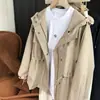 Trench coat com capuz de alta qualidade, casaco feminino curto estilo coreano com cordão, roupa feminina de outono 2026 de caimento solto, novo modelo preto