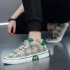 Zapatos para Hombre 2026 Primavera Nuevo Estilo Tenis de Lona Estampado Retro Moda Transpirables Modernos Versátiles Zapatos Casuales para Hombre