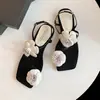 Versão em Pele de Ovelha ~ Novo Estilo de Verão Sandálias Quadradas Abertas na Ponta com Tira de Fivela de Camélia para Mulheres Sandálias Baixas