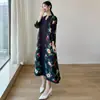 Vestido Nuevo de Primavera Temprana 2025 con Pliegues, Cuello en V, Estampado, Elegante, Holgado, Rejuvenecedor, Adelgazante, Estilo Occidental, de Longitud Media, Outlet