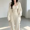 Conjunto de punto informal y relajado para mujer para otoño: conjunto de tres piezas: cárdigan de suéter, top tipo camisola y pantalones de pierna ancha