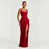 Vestido cruzado de alta gama INS europeo y americano con escote cuadrado, tirantes anchos, corte ajustado, abertura lateral fruncida, adecuado para reuniones anuales y banquetes nocturnos