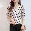 Camiseta Feminina de Tricô Listrada de Manga Média em Seda Gelo, Estilo Solto de Hong Kong, Assimétrica, Nova Coleção Verão 2025, Top Feminino Fino e Moderno com Decote em V