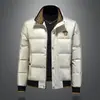 Artículos Europeos Invierno Nuevo Cálida Chaqueta de Plumas Tendencia Masculina Moda Cuello Alto Chaqueta Casual Y9812