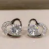 Pendientes de Plata de Ley con Cierre de Mariposa, Forma de Corazón de Melocotón, Diamantes Super Brillantes, Pendientes Conmovedores 'Escuchando el Amor', Pendientes Hermosos de Circonita con Forma de Corazón Simétrico