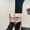 Bolsa Feminina Fashion com Fecho Retrô 2025 Novo Estilo Luxo Leve Uma Alça Transversal Cor Pura Feminina Corrente Pequena Quadrada