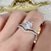 Anillo de Corona de Lujo Huitan para el Día de San Valentín Nuevo Anillo de Amor en Forma de V Microincrustado Transmisión en Vivo de Celebridad de Internet Douyin Kuaishou
