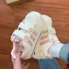 Tenis blancos para niña, nuevo estilo 2026, con diseño de Hello Kitty, cierre de velcro, estampado de huella de pata de gato, suela suave, material transpirable, puntera en forma de concha, franjas rosas y un diseño versátil