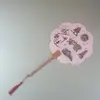 Venta al por mayor de fábrica Yangzhou lugar escénico wenchuang pintura flotante reloj de pared para fichar recuerdo turístico abanico de papel de arroz con borla
