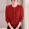 Blusa de manga longa outono para mães 2026 novo modelo, amiga da pele e macia, suéter de tricô versátil para mulheres de meia-idade